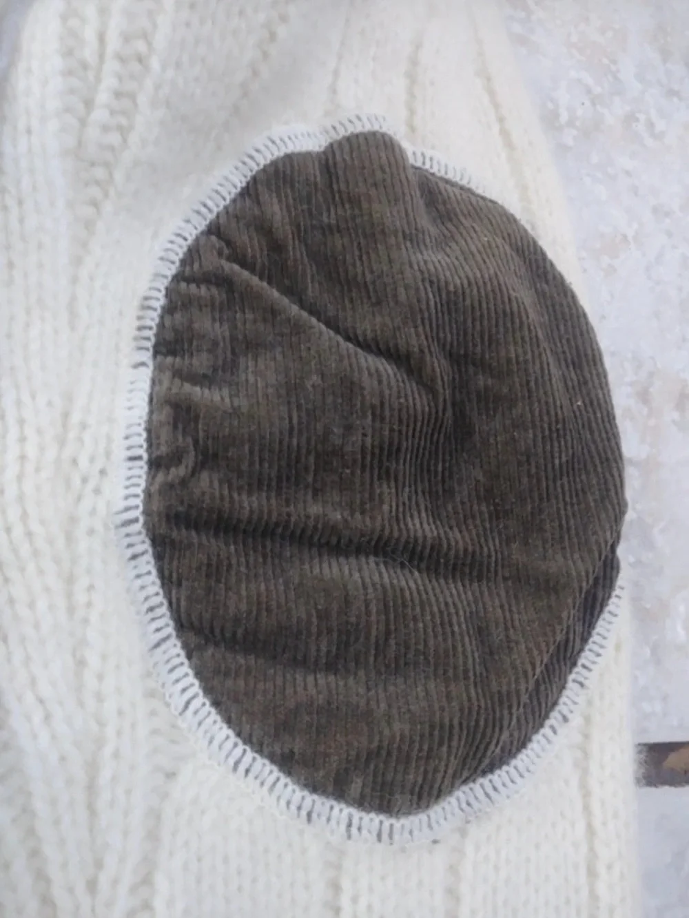 TH- like new Cream Cable-Knit V-Neck Sweater with Stripe Trim